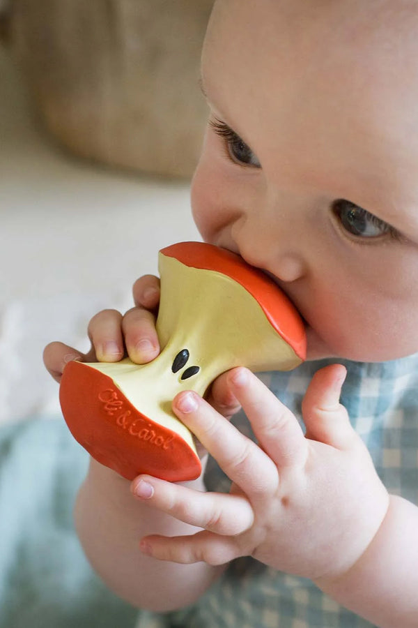 Baby met appel bijtspeelgoed uit natuurrubber