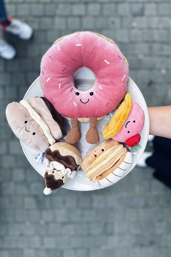 Roze donut knuffel met patisserie knuffels van Jellycat