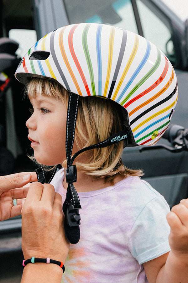 ouder doet fietshelm aan bij kind