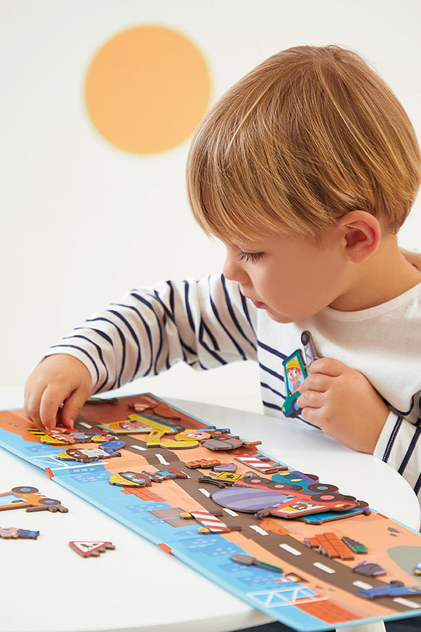 kindje speelt met magneten en maakt een magnetische puzzel van een bouwwerf