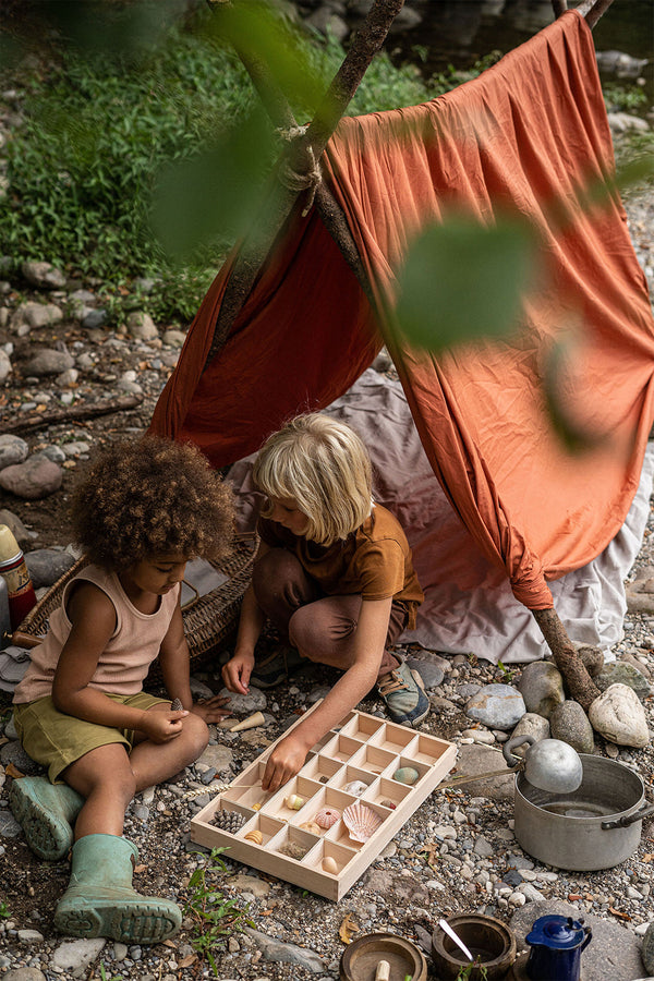 twee kindjes spelen met open einde en hun houten speelbak