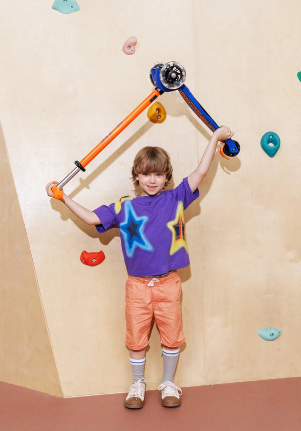 Step op 3 wielen Maxi Micro Deluxe LED blauw oranje neon - 5 tot 12 jaar - Steppen Micro Mobility - In den Olifant