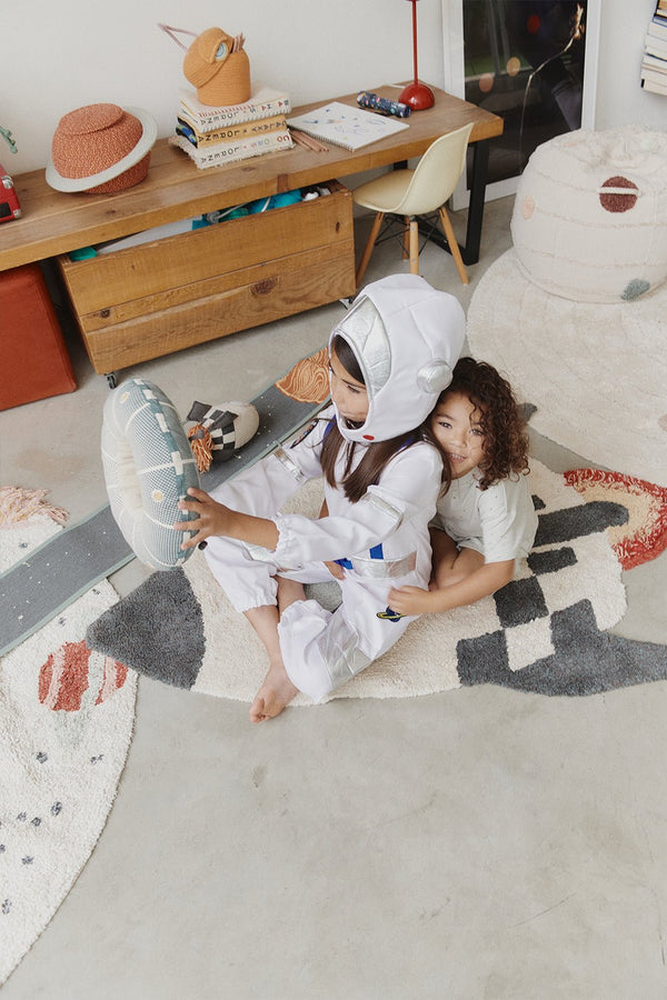 Mom I want to be an astronaut by Lorena Canals - In den Olifant