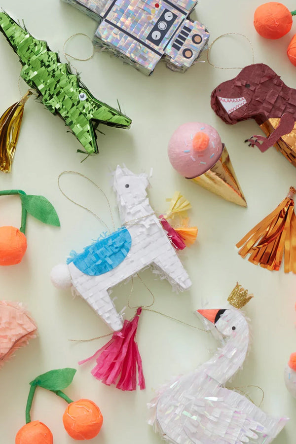 flat lay met verschillende kleurrijke piñata's van Meri Meri