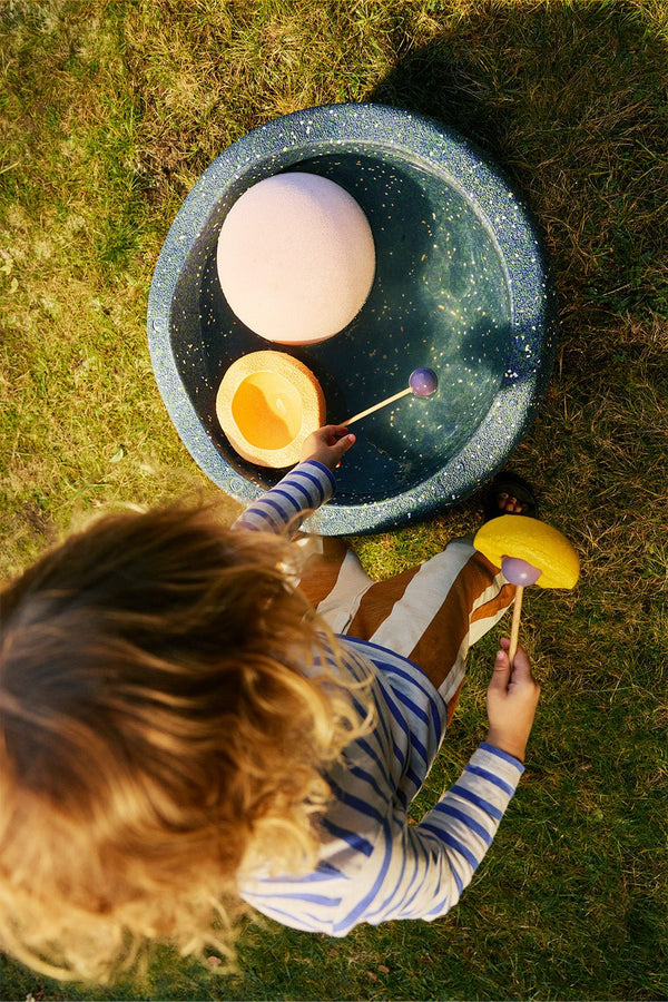 Meisje speelt met de waterlily waterset uit de spring special van Stapelstein een grote grow met water en inside elementen