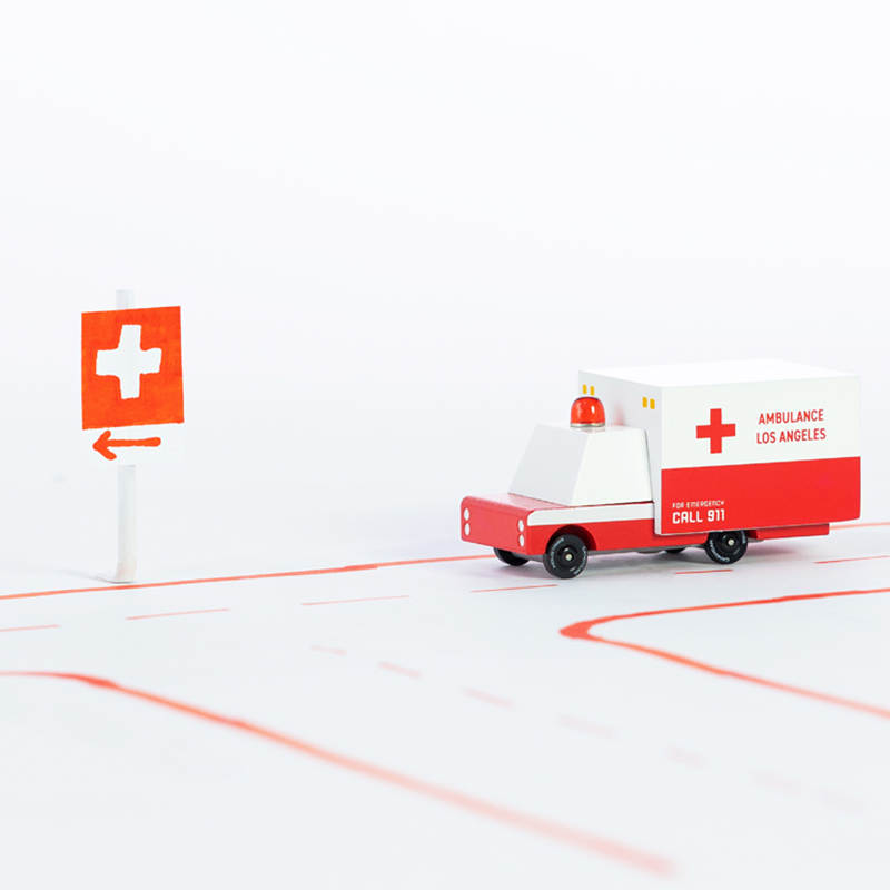 Ambulance Van (E762) 8,4X4,1X5,1Cm, Wooden Diecast, In Giftbox,