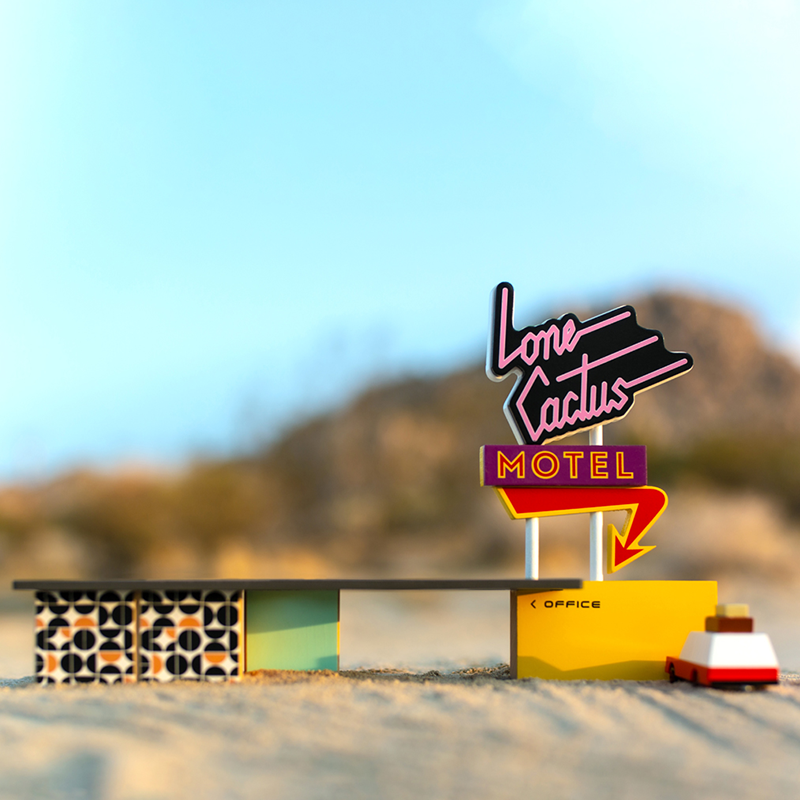 Lone Cactus Motel (Mt1) 38,1X13,3X22,9Cm, 3+