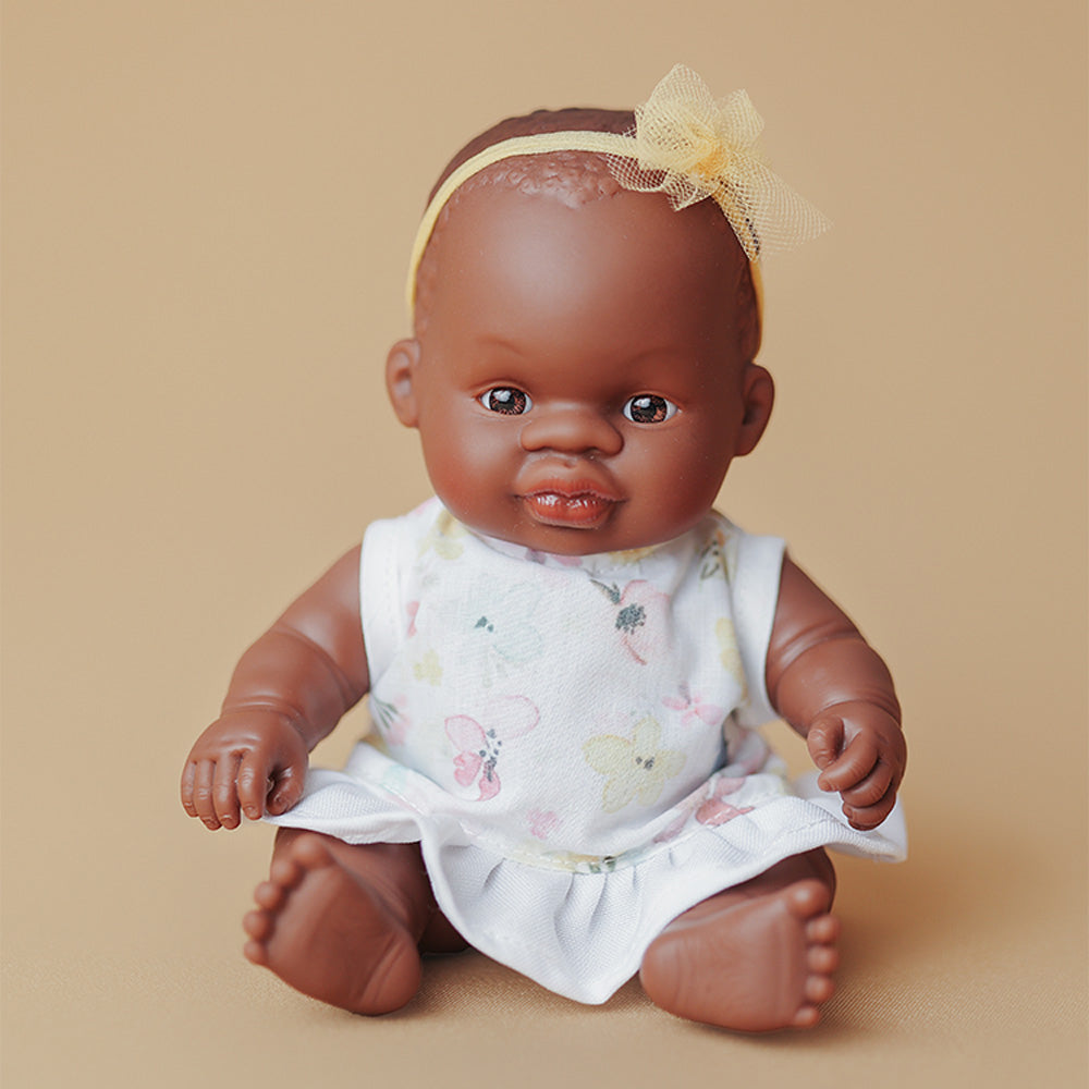Kleine babypop Afrikaans meisje - 21 cm
