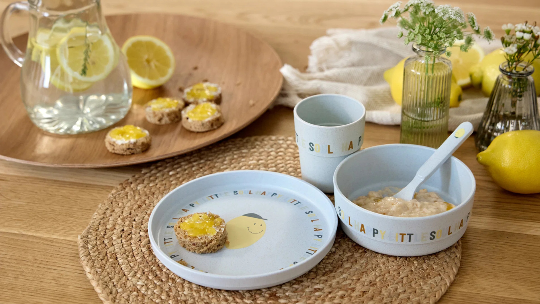 tafel met eetset voor kinderen met een kinderbord, bowl en bijpassende blauwe beker