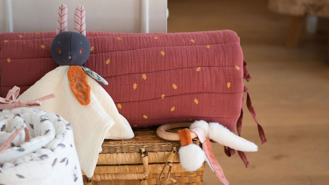 Babykamer met dekentjes en zachte knuffels voor babys