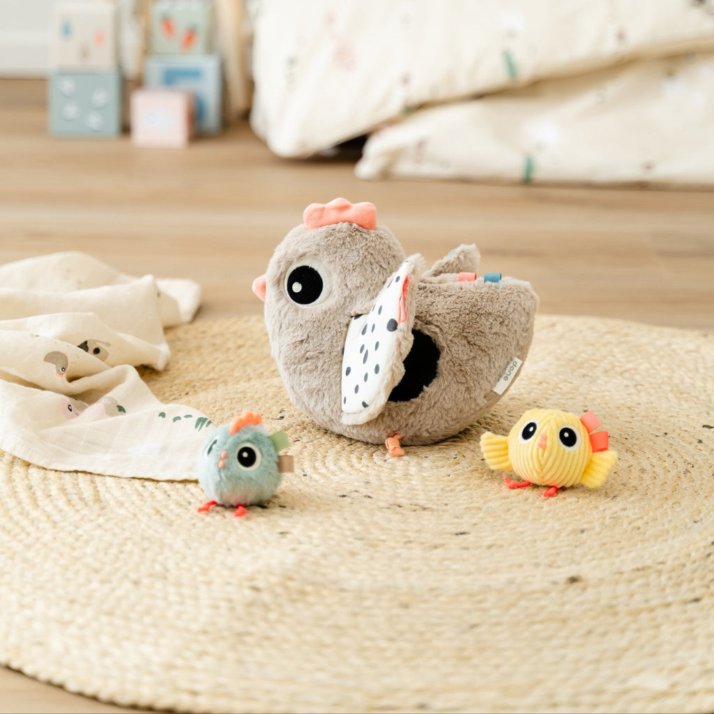 Activiteitenspeeltje Hide&Seek Clucky Sand - Activiteitenspeelgoed Done by Deer - In den Olifant