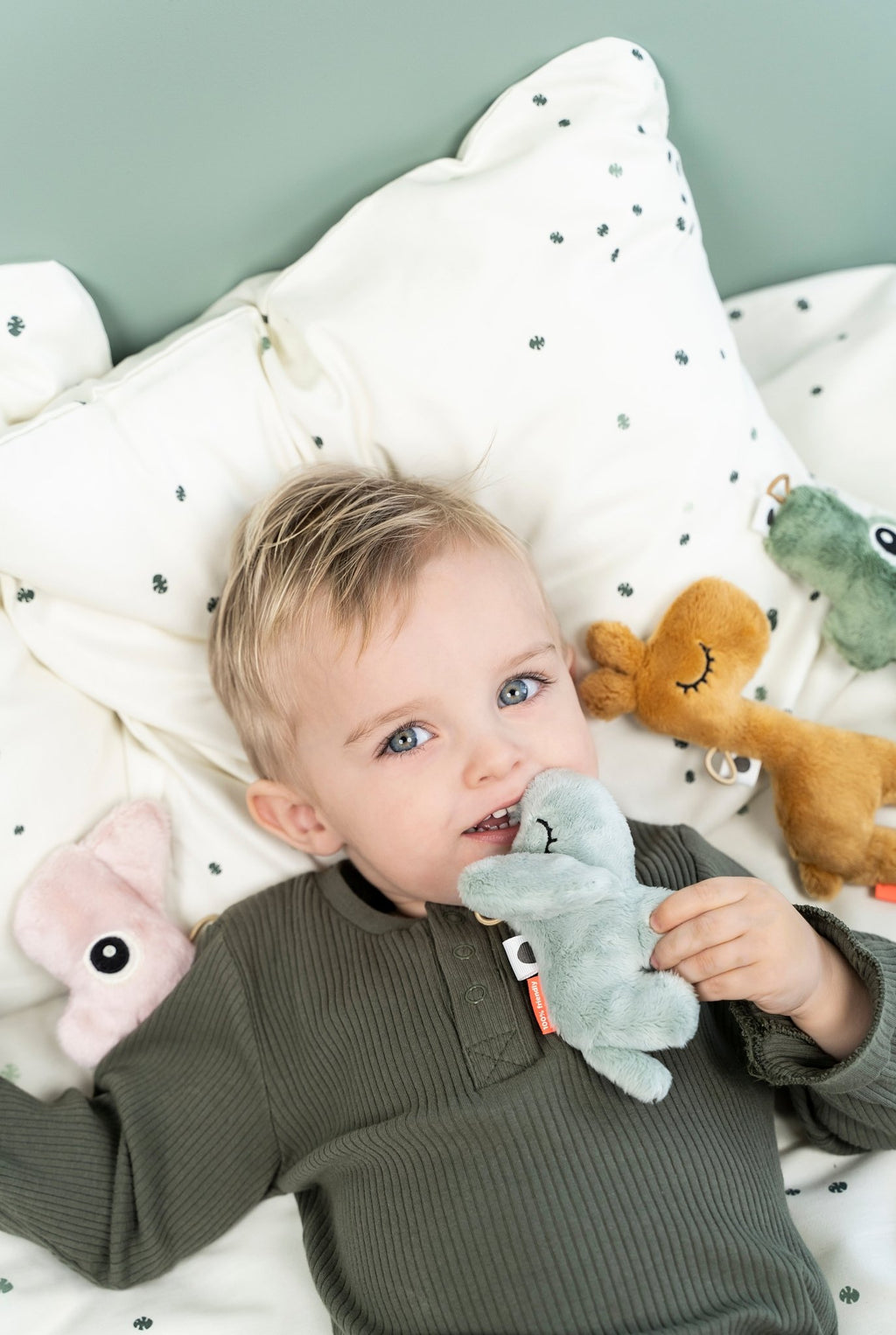 Babyspeeltje Tiny sensory rattle Croco Green - 17 cm - Rammelaars Done by Deer - In den Olifant