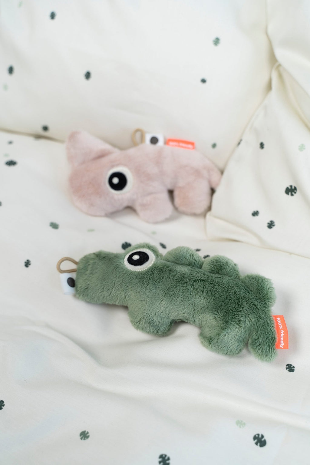 Babyspeeltje Tiny sensory rattle Croco Green - 17 cm - Rammelaars Done by Deer - In den Olifant