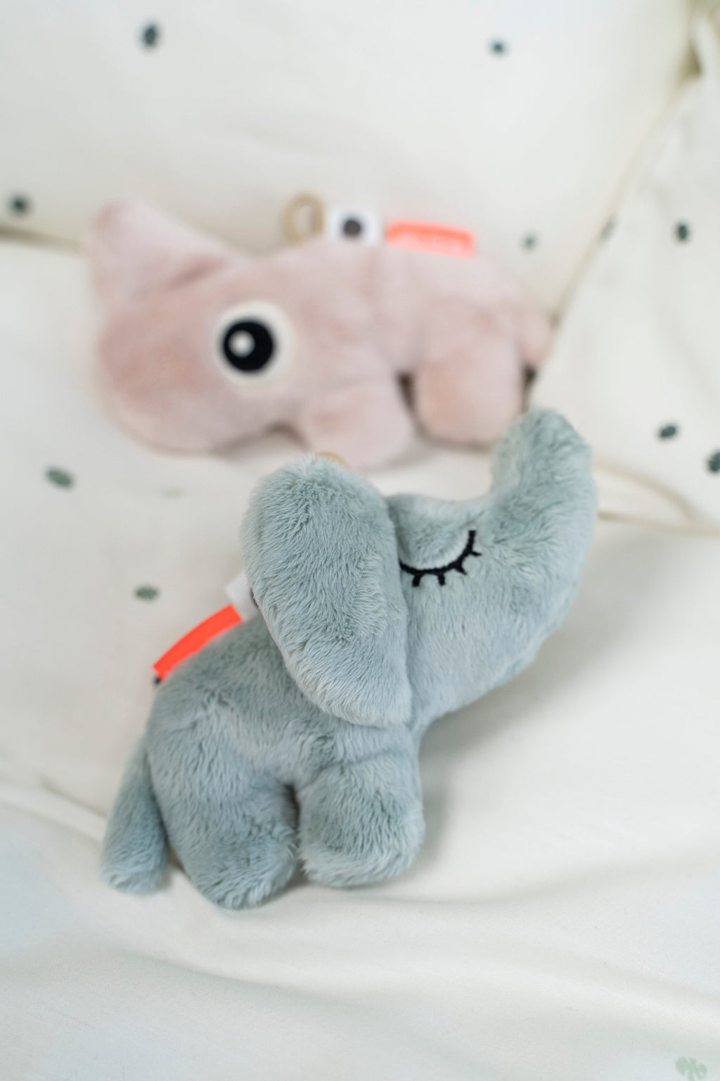 Babyspeeltje Tiny sensory rattle Elphee Blue - 10 cm - Rammelaars Done by Deer - In den Olifant