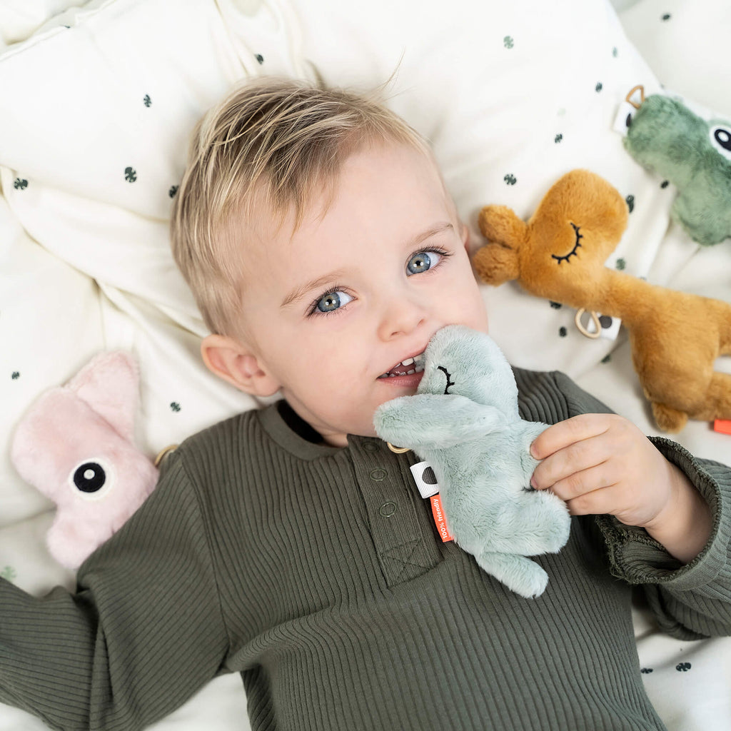 Babyspeeltje Tiny sensory rattle Elphee Blue - 10 cm - Rammelaars Done by Deer - In den Olifant