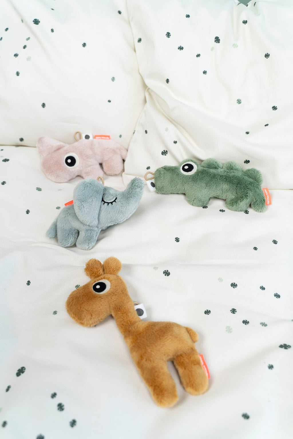 Babyspeeltje Tiny sensory rattle Raffi Mustard - 19 cm - Rammelaars Done by Deer - In den Olifant