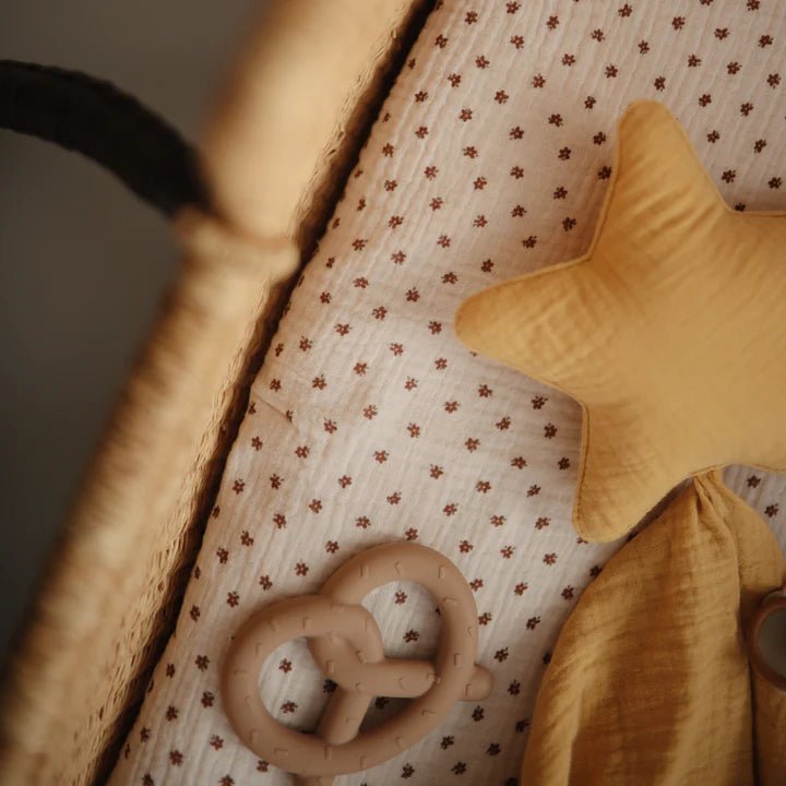 Bijspeeltje Pretzel Natural - Bijtspeelgoed Mushie - In den Olifant