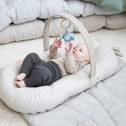 Cozy lounger met speelboog - Raffi Sand - Speelmatten en - bogen Done by Deer - In den Olifant