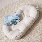 Cozy lounger met speelboog - Raffi Sand - Speelmatten en - bogen Done by Deer - In den Olifant
