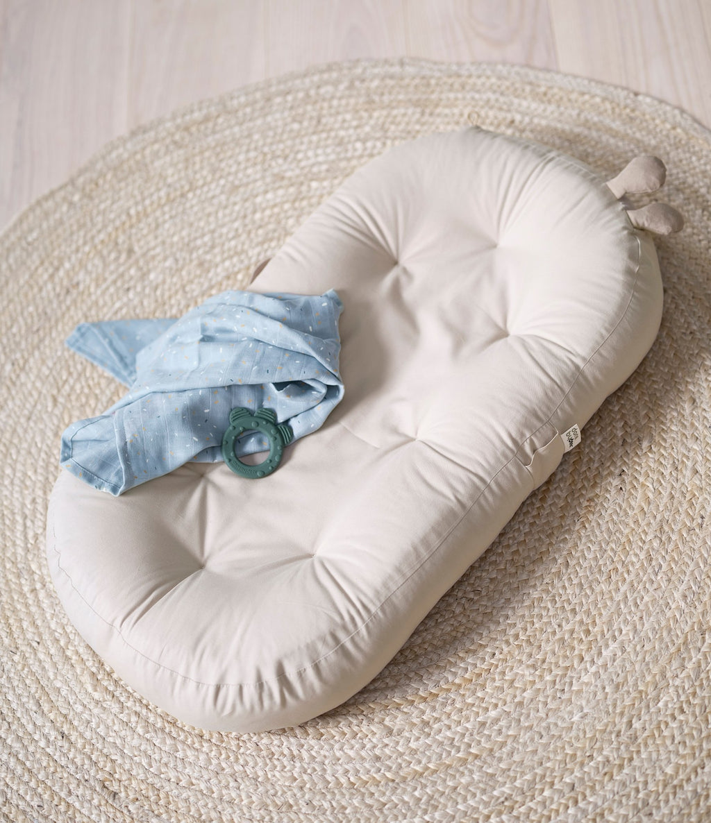 Cozy lounger met speelboog - Raffi Sand - Speelmatten en - bogen Done by Deer - In den Olifant