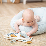 Cozy lounger met speelboog - Raffi Sand - Speelmatten en - bogen Done by Deer - In den Olifant