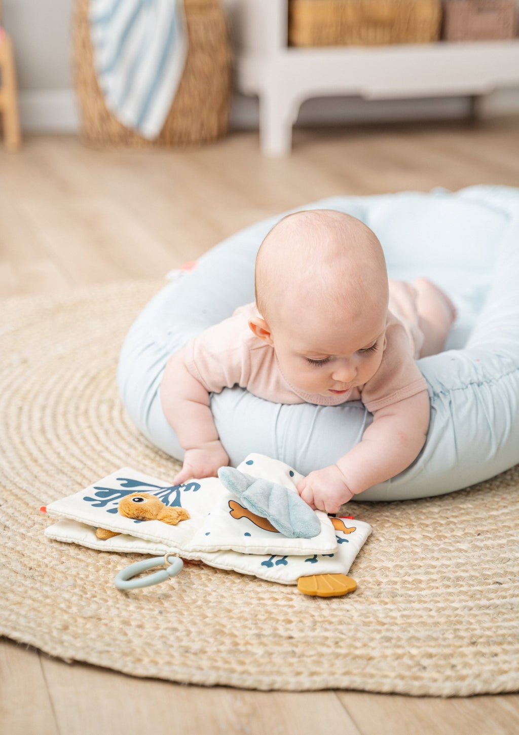 Cozy lounger met speelboog - Raffi Sand - Speelmatten en - bogen Done by Deer - In den Olifant
