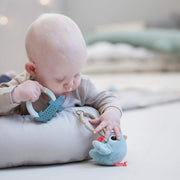 Cozy lounger met speelboog - Raffi Sand - Speelmatten en - bogen Done by Deer - In den Olifant