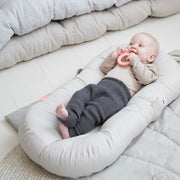 Cozy lounger met speelboog - Raffi Sand - Speelmatten en - bogen Done by Deer - In den Olifant