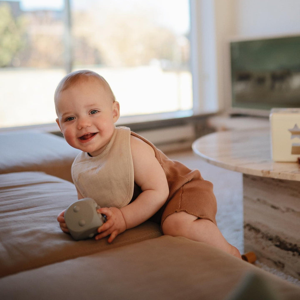Dobbelsteen speeltjes - Cambridge Blue/Shifting Sands - Activiteitenspeelgoed Mushie - In den Olifant