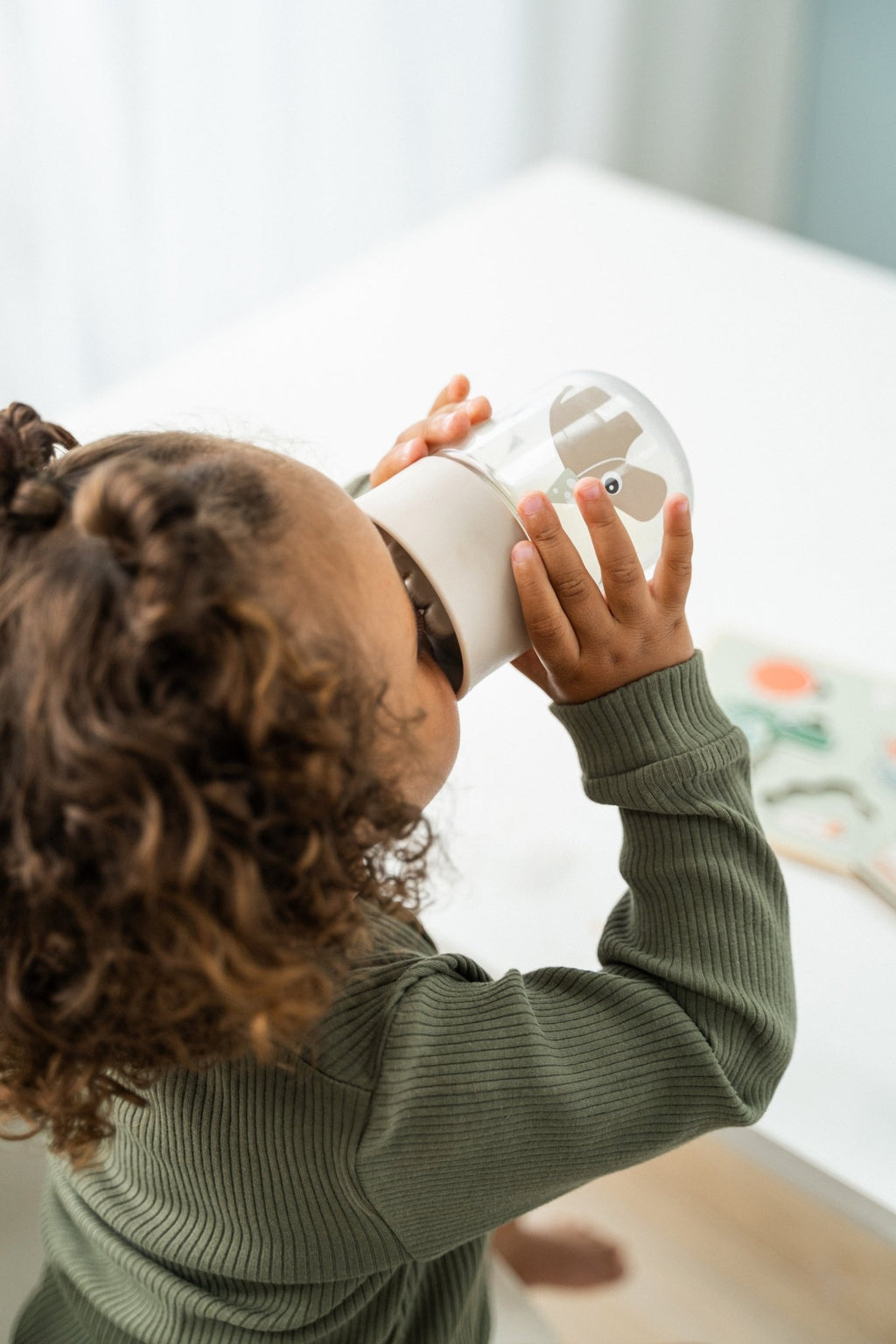 Drinkbeker Learning cup 360° Celebration Sand - Aan tafel Done by Deer - In den Olifant
