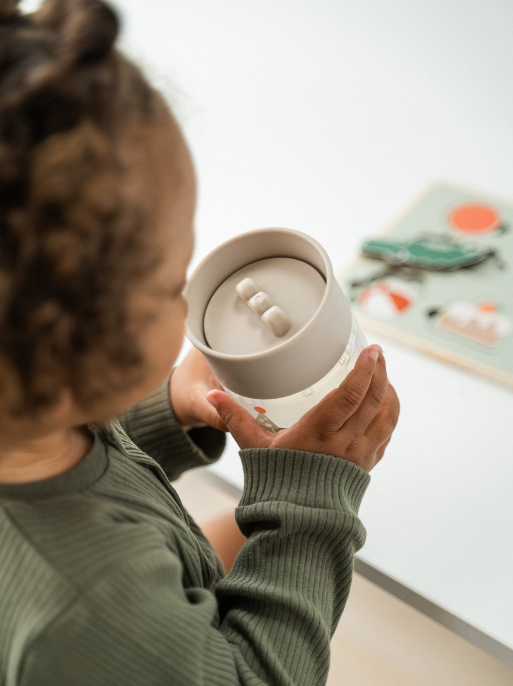 Drinkbeker Learning cup 360° Celebration Sand - Aan tafel Done by Deer - In den Olifant