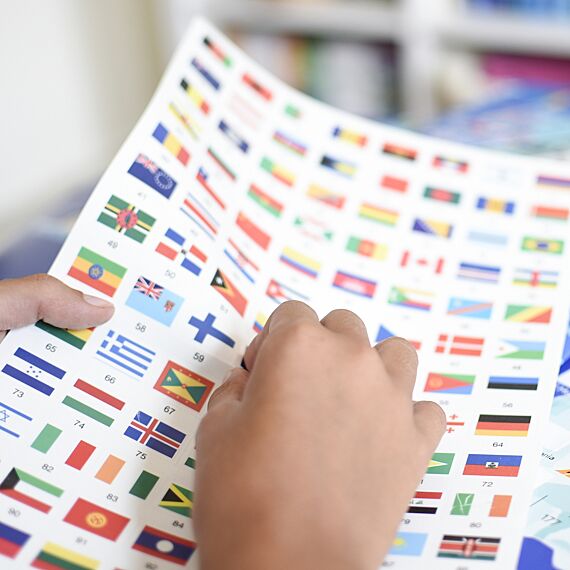 Educatieve Xxl Poster + 200 Stickers Flags | 6 - 12 Jaar - Stickers en stickersets Poppik - In den Olifant