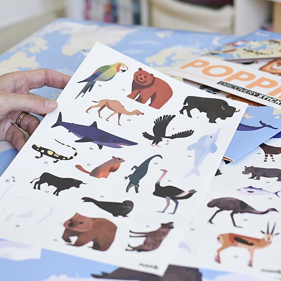 Educatieve Xxl Poster + 42 Stickers Animals Of The World | 5 - 12 Jaar - Stickers en stickersets Poppik - In den Olifant