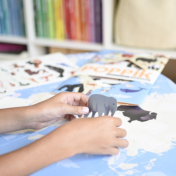 Educatieve Xxl Poster + 42 Stickers Animals Of The World | 5 - 12 Jaar - Stickers en stickersets Poppik - In den Olifant