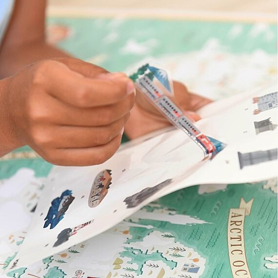 Educatieve Xxl Poster + 71 Stickers World Tour | 7 - 12 Jaar - Stickers en stickersets Poppik - In den Olifant