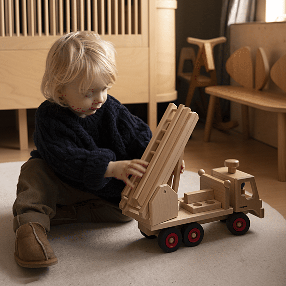 Houten brandweerwagen met 6 popjes