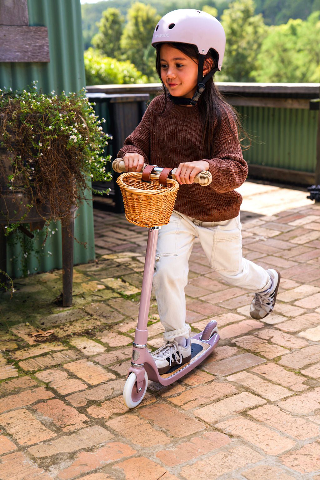 Shop your Banwood Bicycle Helmet Dusty Pink for 3 to 7 years here – In den Olifant