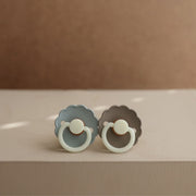 Frigg Latex Fopspenen Daisy Night French gray & Portobello - Set van 2 - Fopspeentjes Frigg - In den Olifant