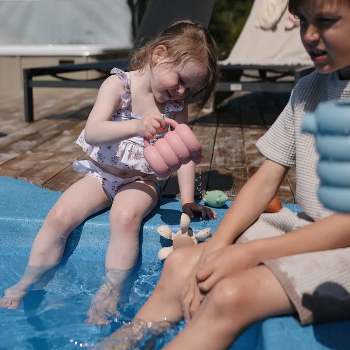 Gieter Watering Can Mushie - Peony - Badspeelgoed Mushie - In den Olifant