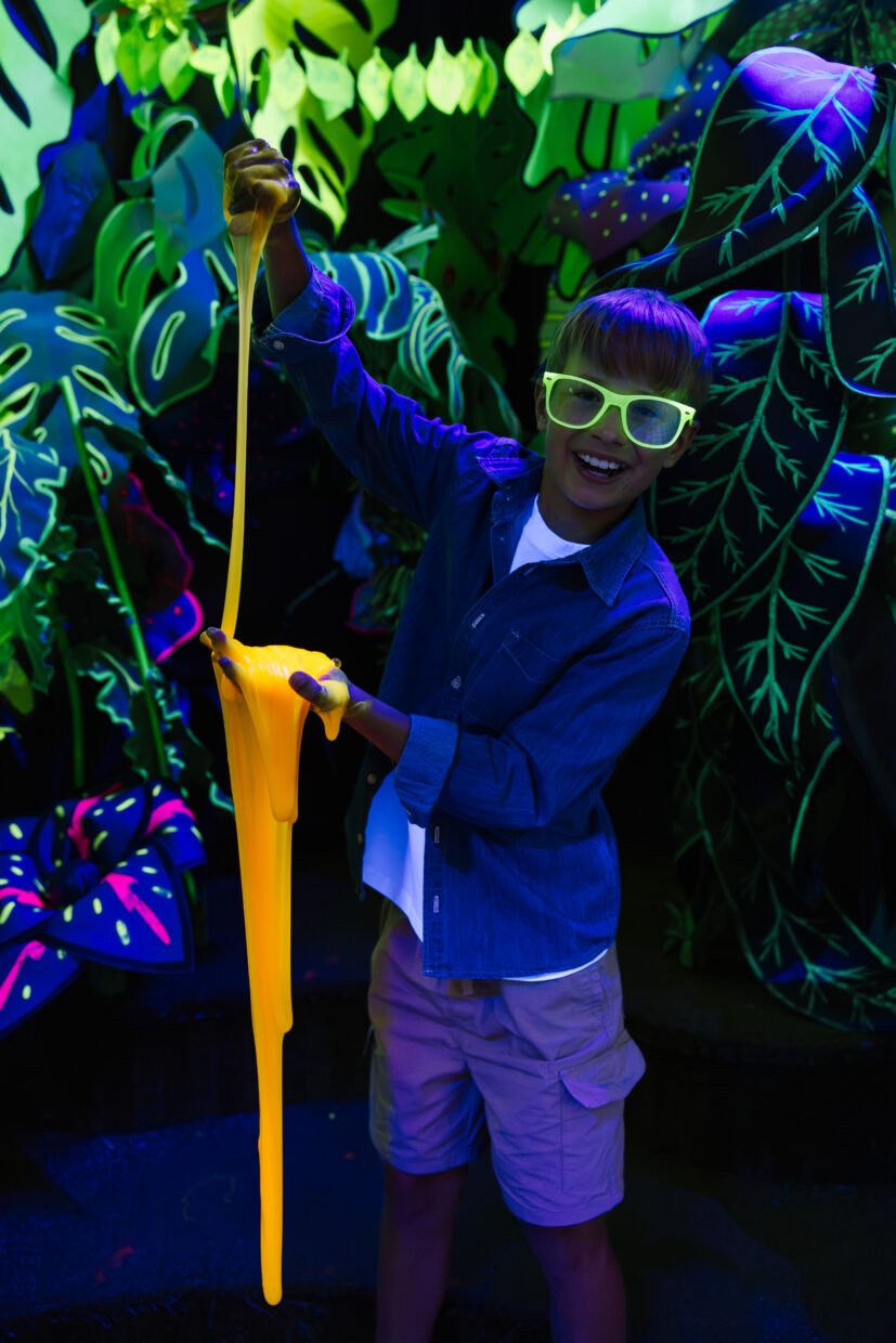 Glow in the dark slijm Jiggly Fluo Glow oranje - 430 g - Sensorisch speelgoed Tuban - In den Olifant