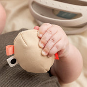 Grijp - en bijtspeeltje met rammelaar - Clucky Sand - Rammelaars Done by Deer - In den Olifant