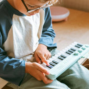 Groene kinderpiano met lichtgevende toetsen - Kidypiano Mini - Muziekinstrumenten Kidywolf - In den Olifant