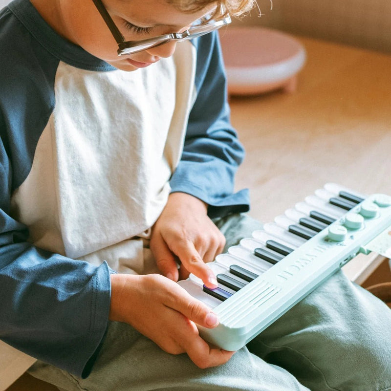 Groene kinderpiano met lichtgevende toetsen - Kidypiano Mini - Muziekinstrumenten Kidywolf - In den Olifant