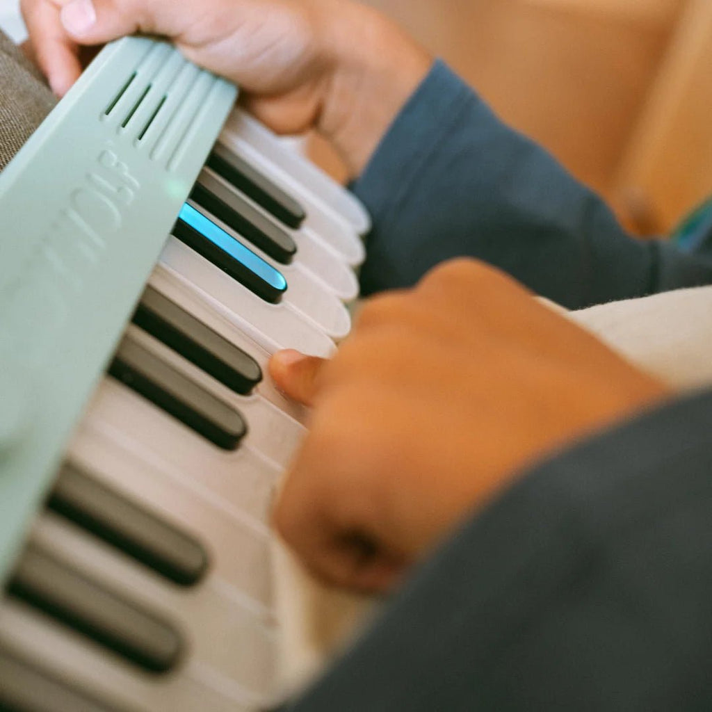 Groene kinderpiano met lichtgevende toetsen - Kidypiano Mini - Muziekinstrumenten Kidywolf - In den Olifant