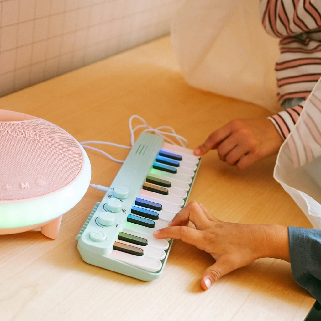 Groene kinderpiano met lichtgevende toetsen - Kidypiano Mini - Muziekinstrumenten Kidywolf - In den Olifant
