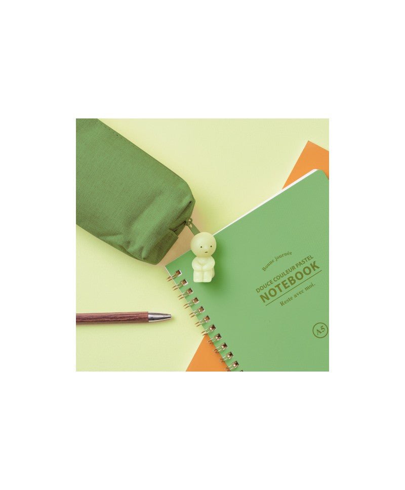 Hangertje Smiski Zipper Bite Sitting - Sleutelhangers Smiski - In den Olifant