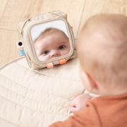 Hangspeeltje Baby contrast card holder Deer friends Sand - Activiteitenspeelgoed Done by Deer - In den Olifant