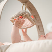 Hangspeeltje Baby contrast card holder Deer friends Sand - Activiteitenspeelgoed Done by Deer - In den Olifant