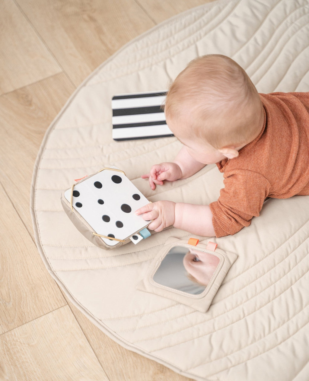 Hangspeeltje Baby contrast card holder Deer friends Sand - Activiteitenspeelgoed Done by Deer - In den Olifant