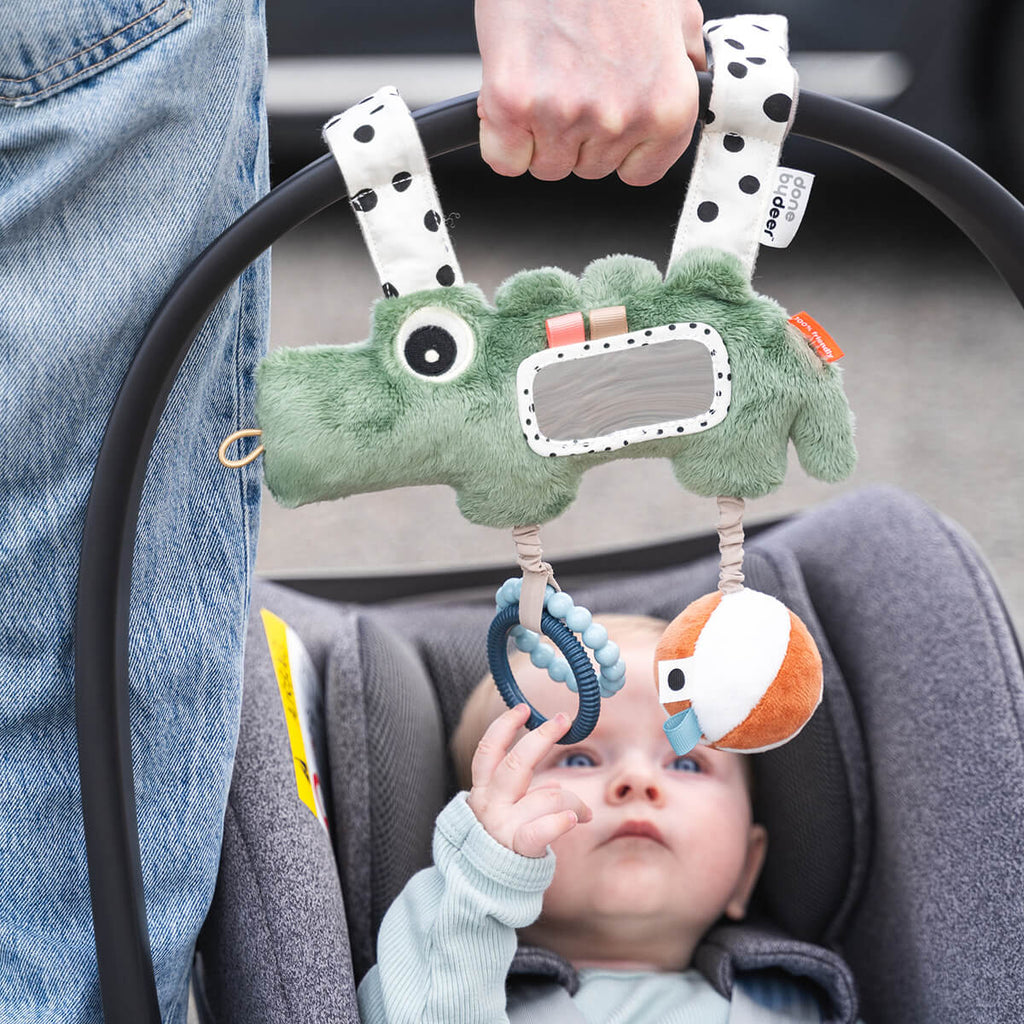 Hangspeeltje Hanging activity toy Croco Green - Wagenspanners Done by Deer - In den Olifant